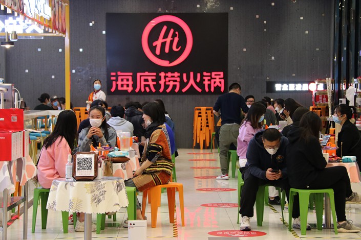 Shanghai Restaurants’ Takings Leap Four-Fold as Dine-in Ban Is Lifted