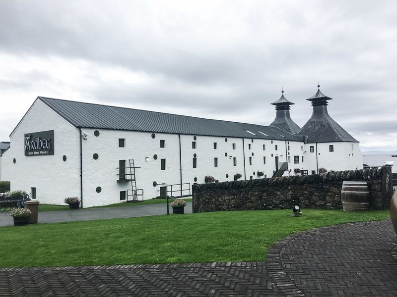 Bloomberg: Rare Scotch Whisky Cask Sells for Record £16 Million, FT Says